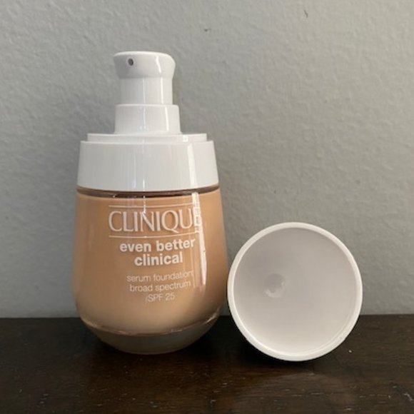 Clinique Even Better Clinical Serum Foundation SPF 25, CN 18 Cream Whip - Picture 3 of 7